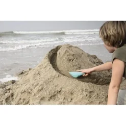 Quut Cuppi Sandspielzeug Schaufel, Sieb & Ball Banana Blue -Kinder Haushaltswaren Geschäft aiax9bvuy0kkfdtiotit114yca58