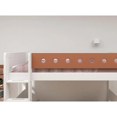 FLEXA White Mittelhohes Bett 90x200 Cm Mit Senkrechter Leiter Weiß/rotviolett 5 FLEXA White Mittelhohes Bett 90x200 Cm Mit Senkrechter Leiter Weiß/rotviolett – Bild 5