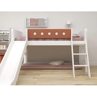 FLEXA White Halbhohes Bett 90x200 Cm Mit Schrägl. Und Rutsche Weiß/rotviolett 6 FLEXA White Halbhohes Bett 90x200 Cm Mit Schrägl. Und Rutsche Weiß/rotviolett – Bild 6