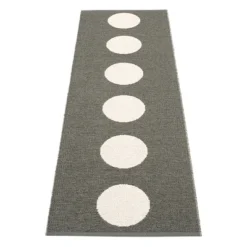 Pappelina Teppich Vera Charcoal Vanilla 70 X 225 Cm VE9A722
