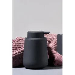 ZONE Denmark Seifenspender Nova One Schwarz 9 ZONE Denmark Seifenspender Nova One Schwarz -Kinder Haushaltswaren Geschäft ttss15ux8ikpqq67n32qiu1pjsgx