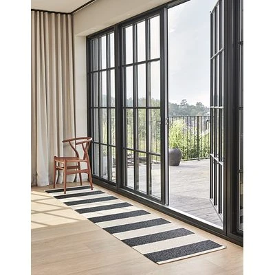 Pappelina Teppich Bob Black Vanilla 70 X 300 Cm BOX730 2 Pappelina Teppich Bob Black Vanilla 70 X 300 Cm BOX730 – Bild 2